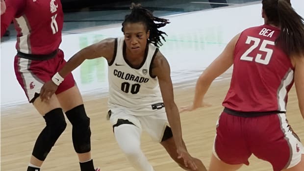 Jaylyn Sherrod in the lane against Washington State